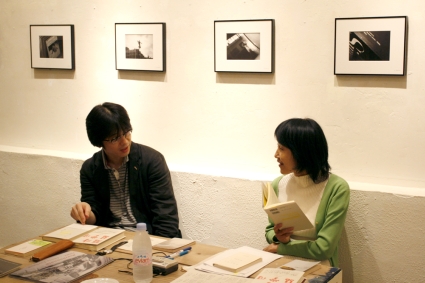 2009年6月20日、森岡書店にて堀江敏幸さんを招いた回の風景。撮影：山本寿人