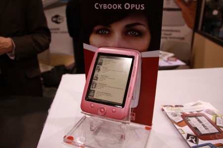 米国で開催された2010CESには、電子書籍端末が多数出展されていた（写真はCYBOOKS社のOpus）。