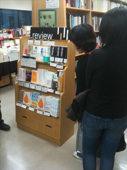 ジュンク堂新宿店で行われた選書フェアの風景。