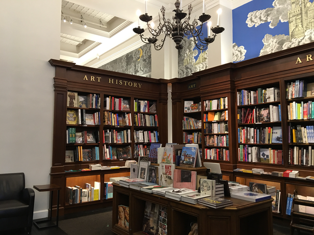 ニューヨークの名物書店だったリッツォーリも規模が縮小。