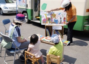 午前と午後に各1回、そしてリクエストが入るごとに「大型絵本の読み聞かせ」を実施する。自由に絵本が座り読み・寝読みができるコーナーも設けている。