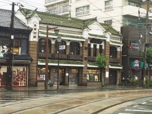 長崎次郎書店。1階の書店スペースは開店しているが2階のカフェ部分は地震の影響で休業中である。