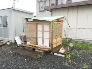 ひなた文庫の小屋。取材当時は台風が上陸していたため厳重に保管されていた。