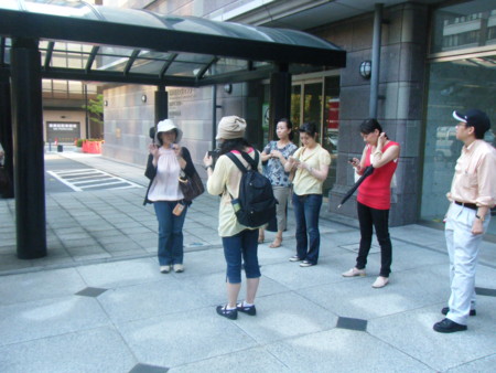 横浜市内図書館的施設ツアーの一コマ。新聞ライブラリー、放送ライブラリーがある情報文化センターにて
