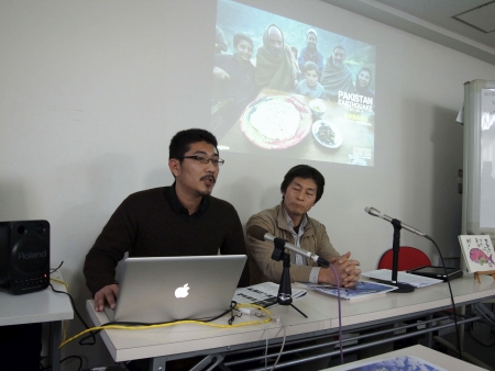 自身も写真ジャーナリストである野田雅也氏（左）がデザインなどを担当。右は山本宗補氏。