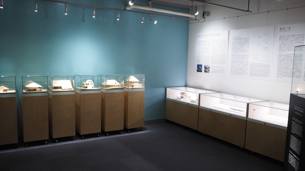 東京工業大学博物館の展示風景（2階展示室「百年記念館／篠原一男」）。
