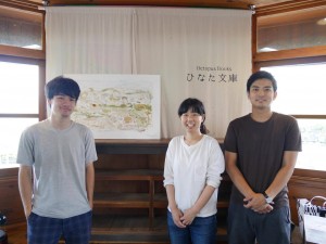 左から、真ん中の絵をライブペインティングしてくれた手嶋勇気さん、ひなた文庫の竹下恵美さん・中尾友治さん。