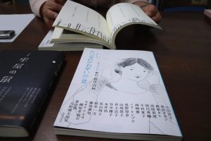 「たべおそ」の解説をする田島さんの前には“ご縁”をつなげた『牢屋の鼠』も。