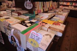 ブックスキューブリックの入り口にある平台最前列に置かれた、書肆侃侃房発行「たべるのがおそい」(最手前)。